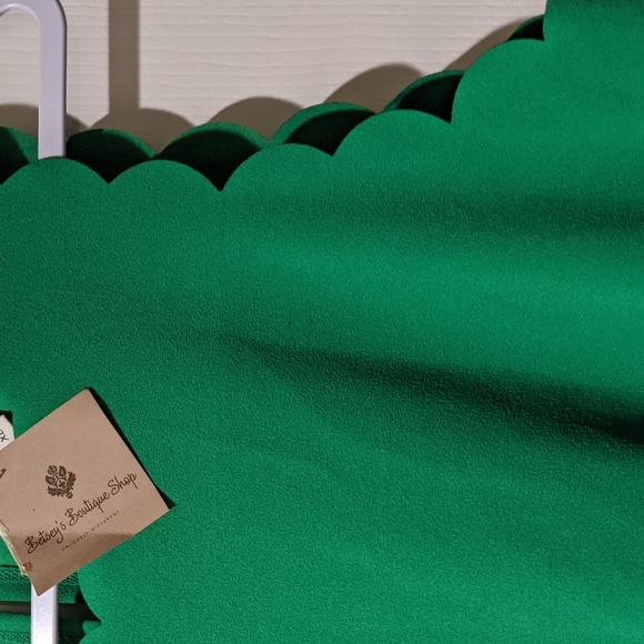 NWT Kelly Green Scalloped Hem Romper - Picture 2 of 4